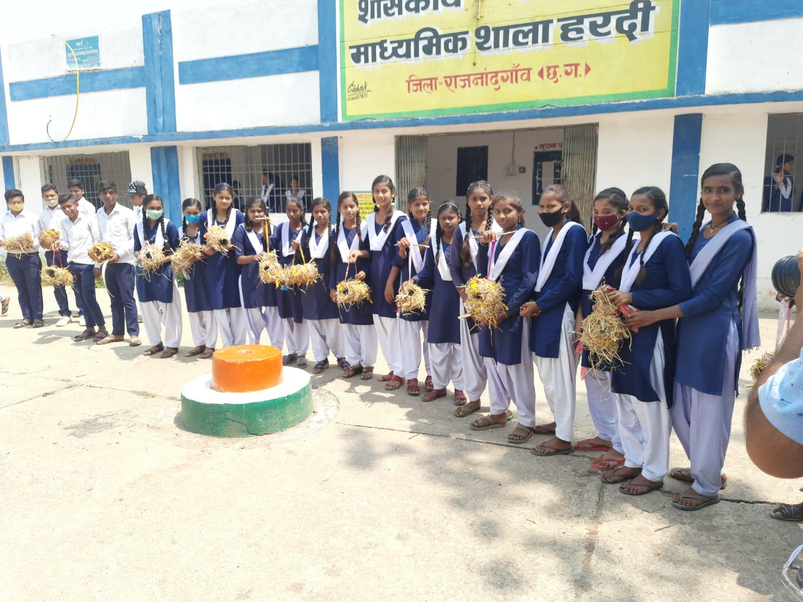 Govt. Digvijay Autonomous College-विस्तार गतिविधि के अंतर्गत कृत्रिम घोसला निर्माण कर दिया पक्षी संरक्षण का संदेश 