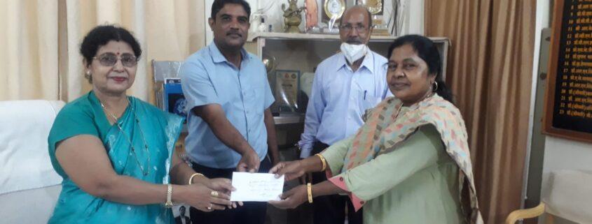 Govt. Digvijay Autonomous College-कर्मचारी पुष्पा सावरकर ने कॉलेज प्रबंधन को दिया 50000