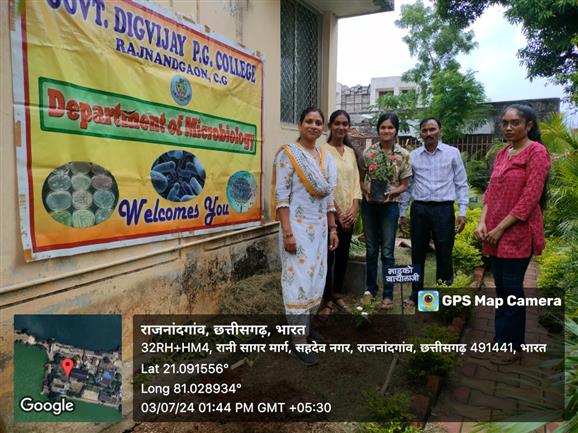 Govt. Digvijay Autonomous College-माइक्रोबायोलॉजी विभाग द्वारा वृक्षारोपण किया गया