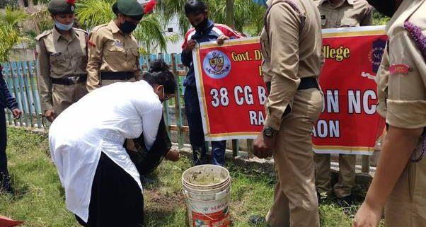 Govt. Digvijay Autonomous College-एन.सी.सी. कैडेटो द्वारा वृक्षारोपण